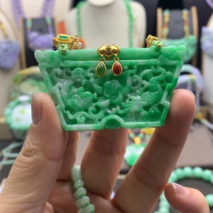 翡翠吊坠(赠链)未镶嵌