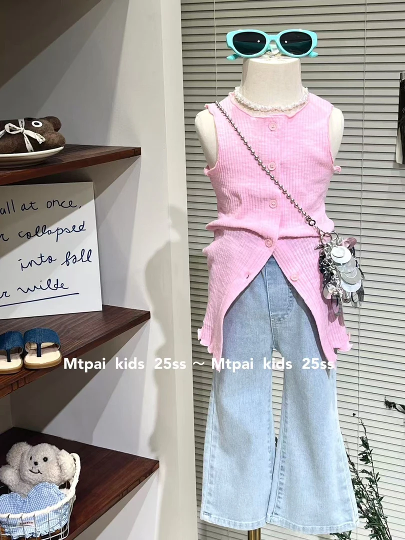 2025韩女穿搭超尤其值得穿搭棉质背心配浅色微辣牛仔裤