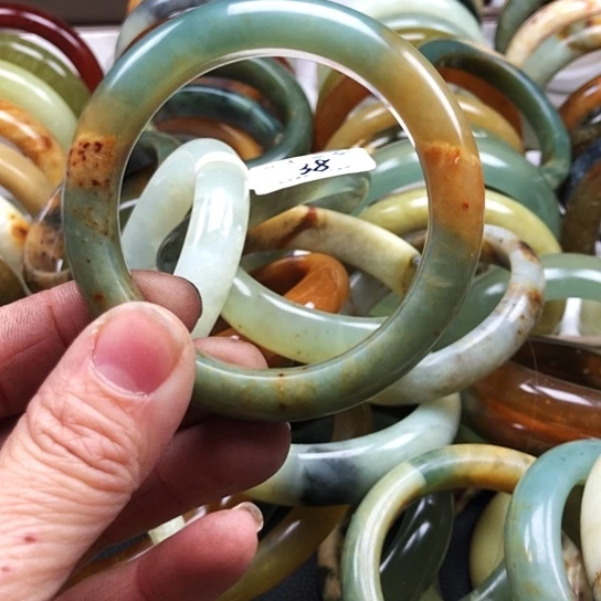 蛇纹石玉手镯未镶嵌五**霞