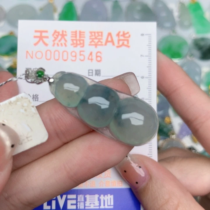 翡翠18K金镶嵌颈饰豆子