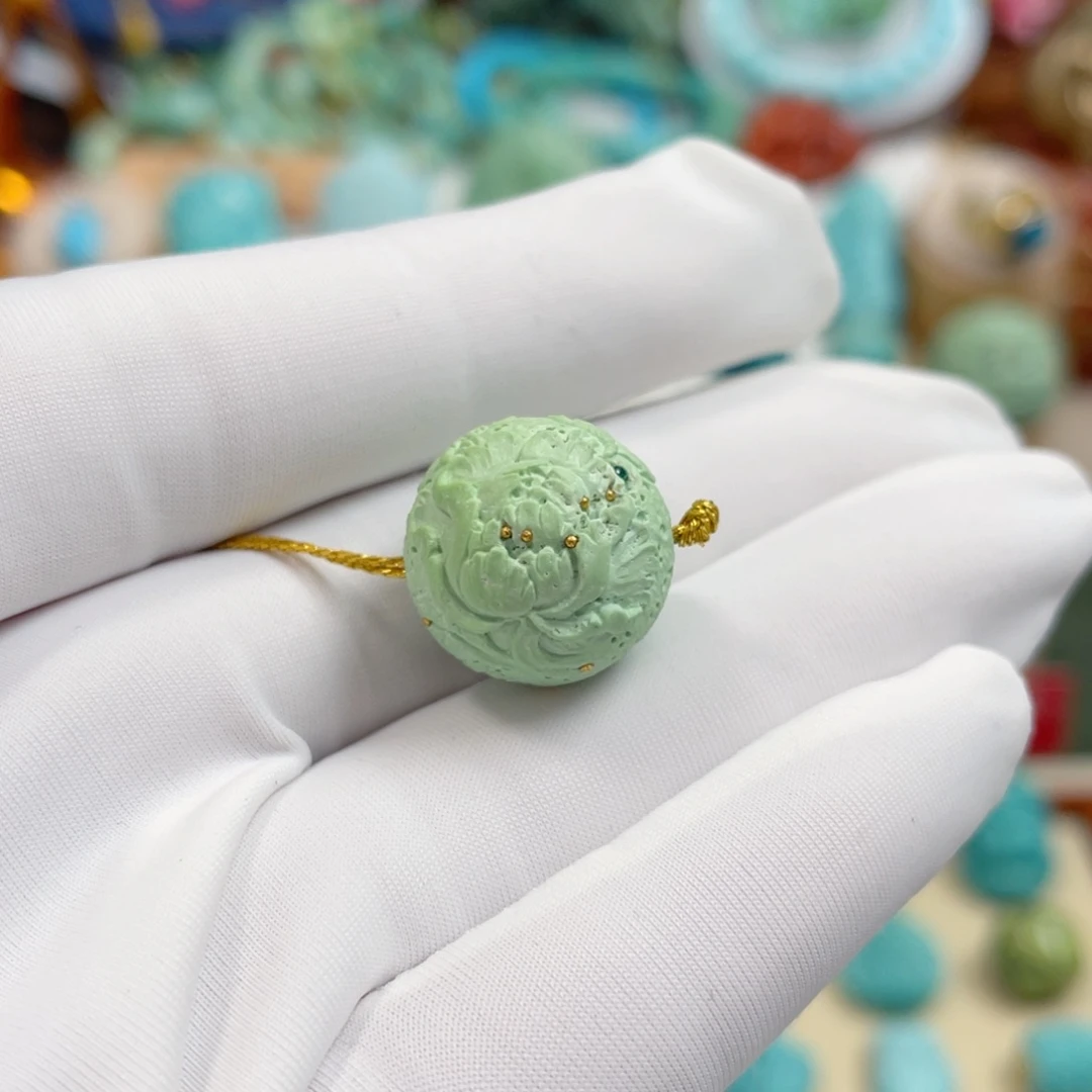 朱***果绿松石未镶嵌珠宝奇石