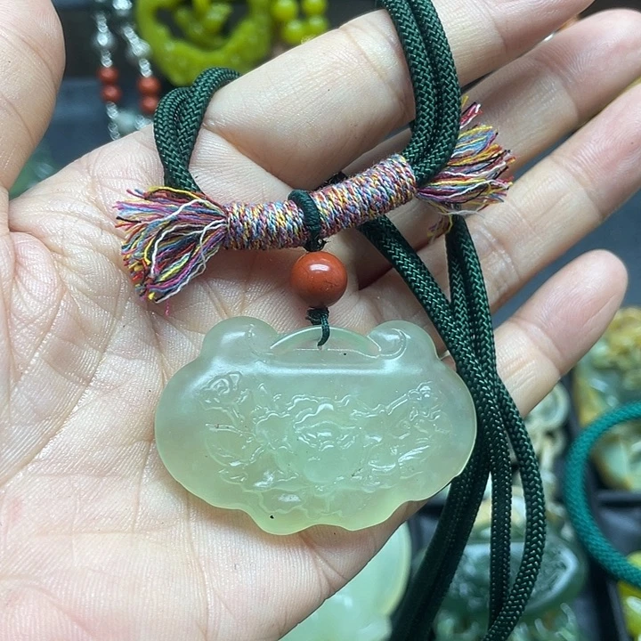 未镶嵌蛇纹石玉颈饰