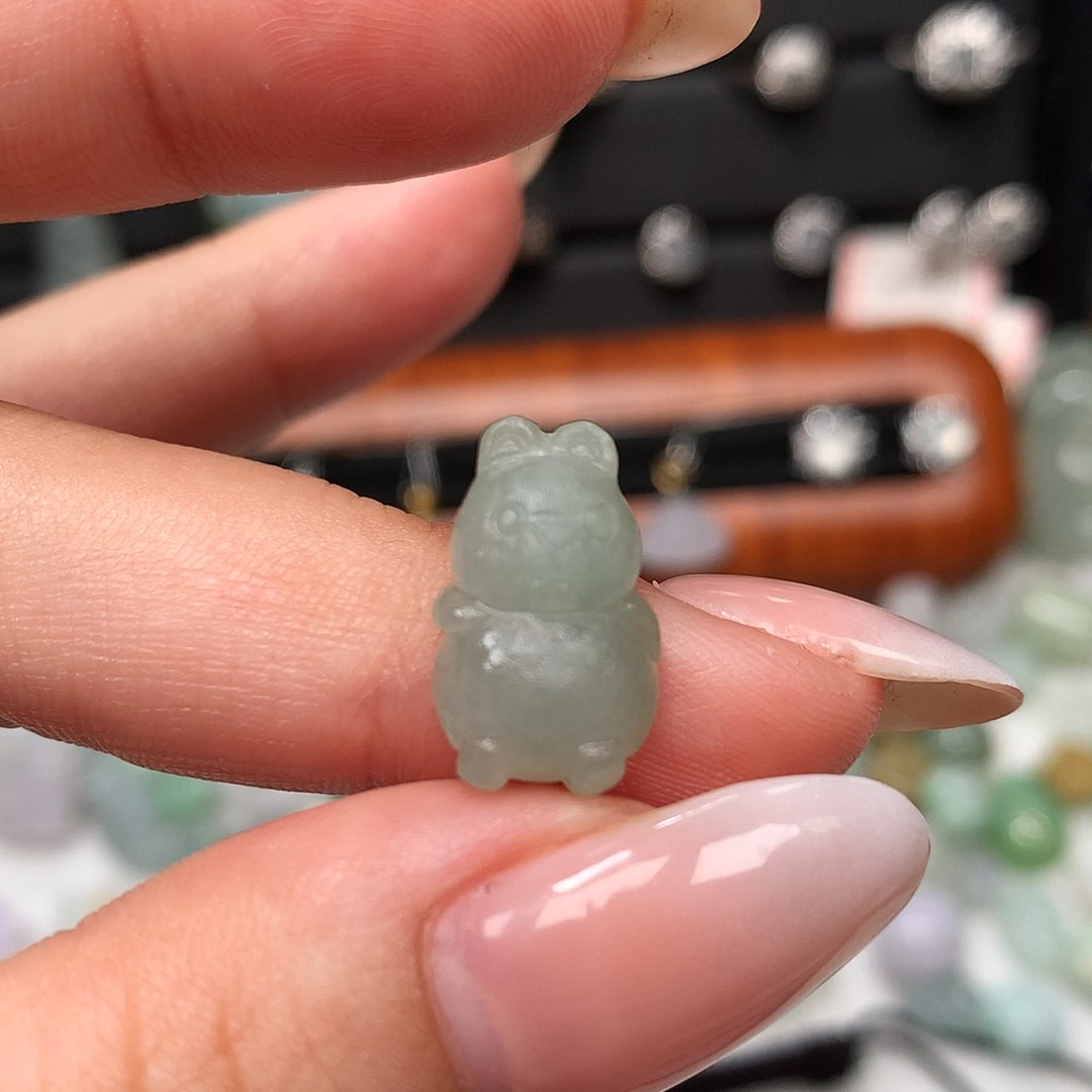 翡翠未镶嵌颈饰兔子