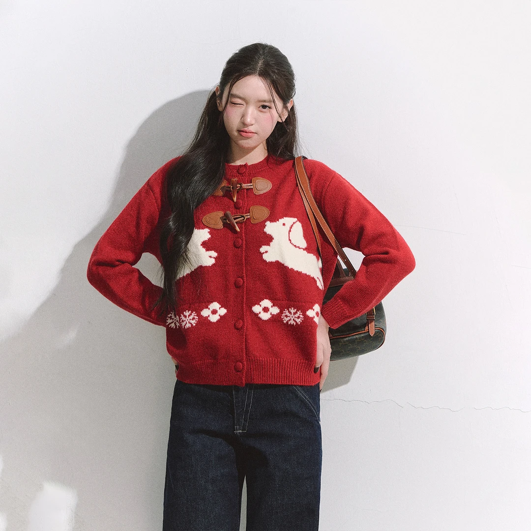 红色牛角扣百搭长袖针织衫女冬季简约时尚毛衣外套