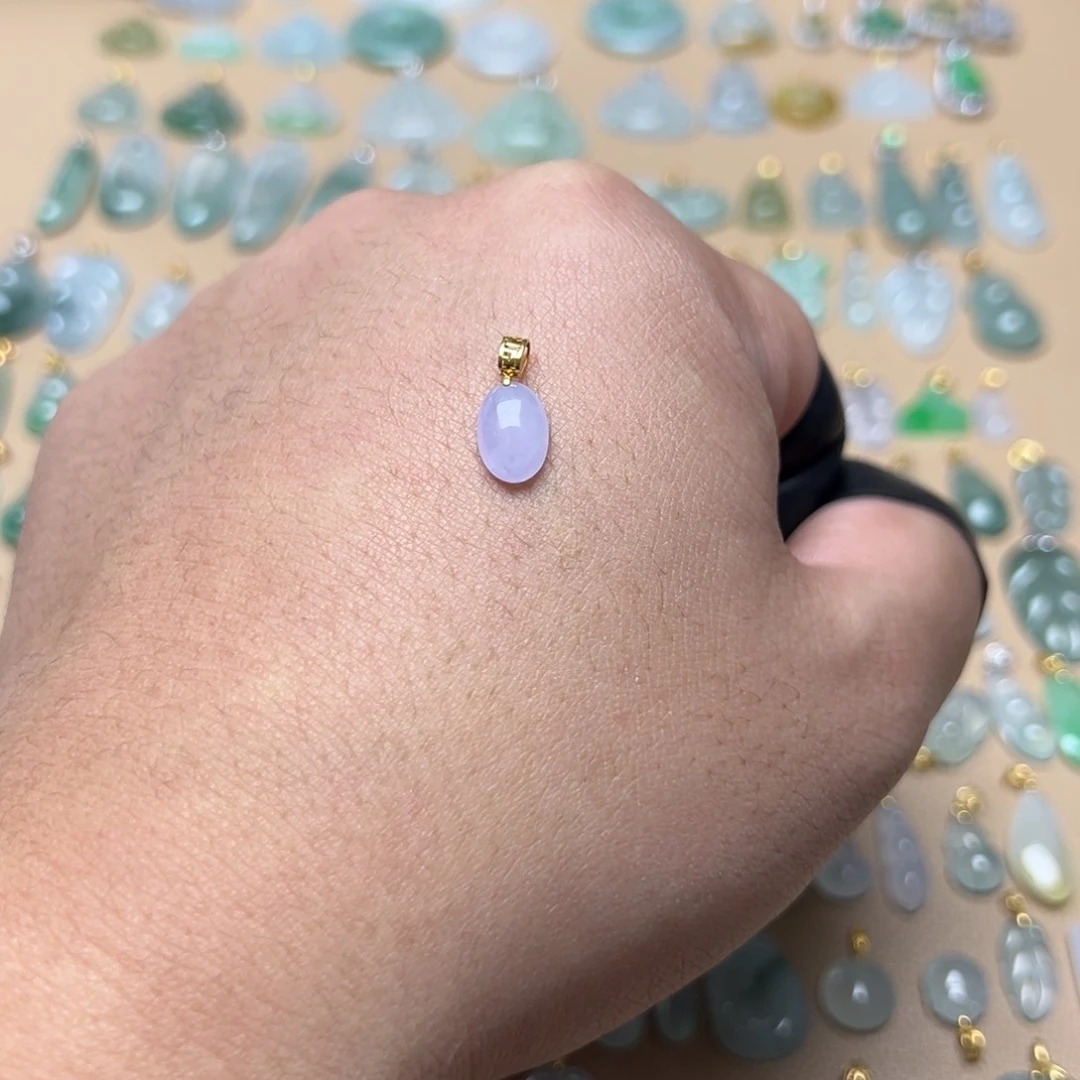 翡翠颈饰18K金镶嵌蛋面吊坠