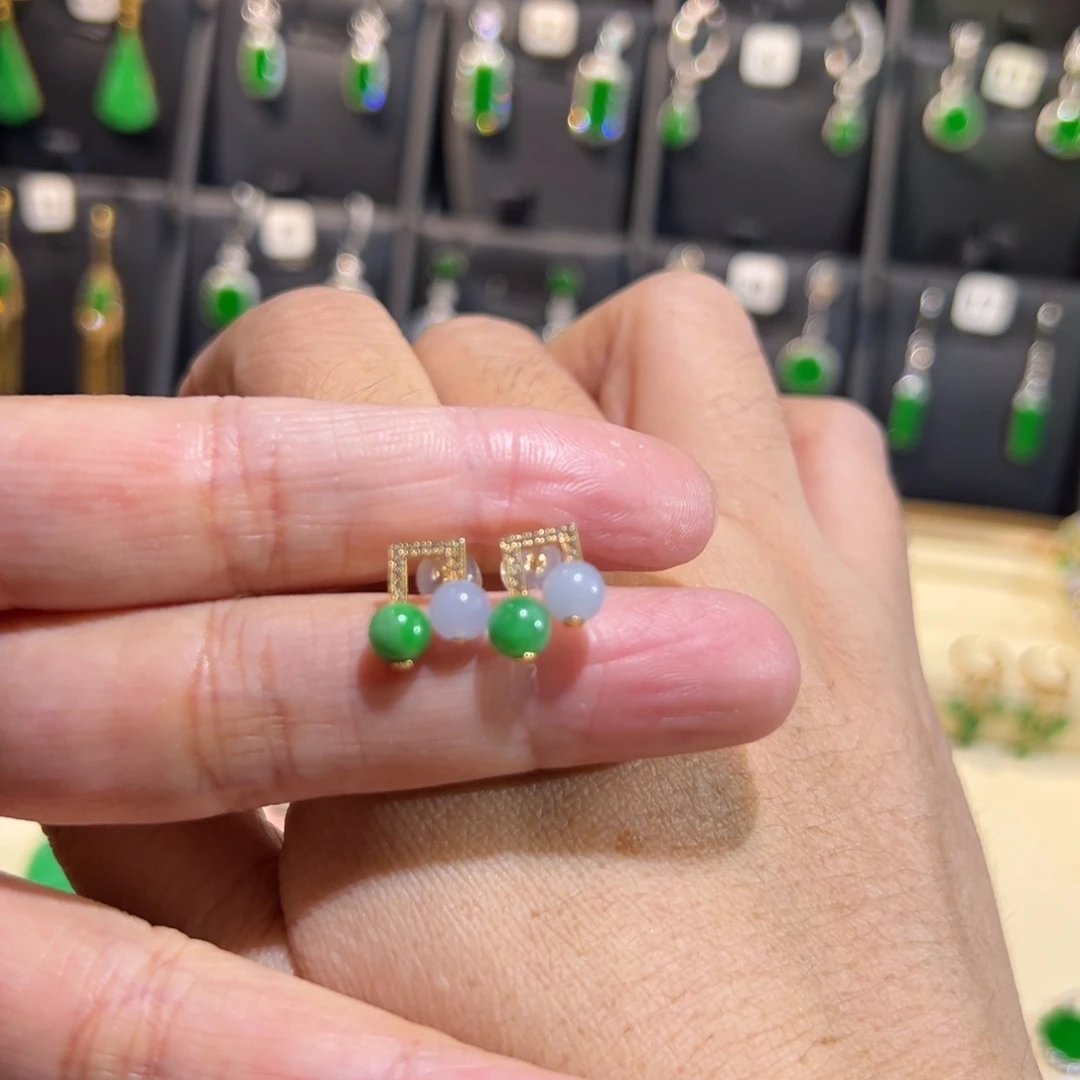 颈饰18K金镶嵌翡翠耳钉