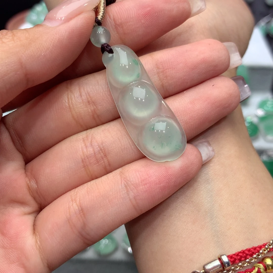 石英质玉（非洲翠）未镶嵌颈饰