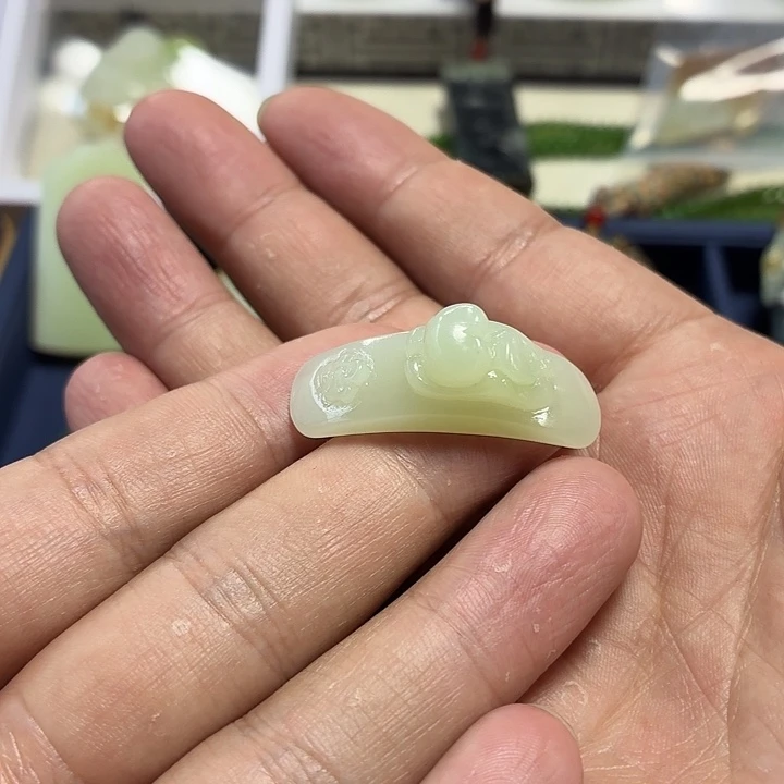 伊***兰颈饰未镶嵌和田玉