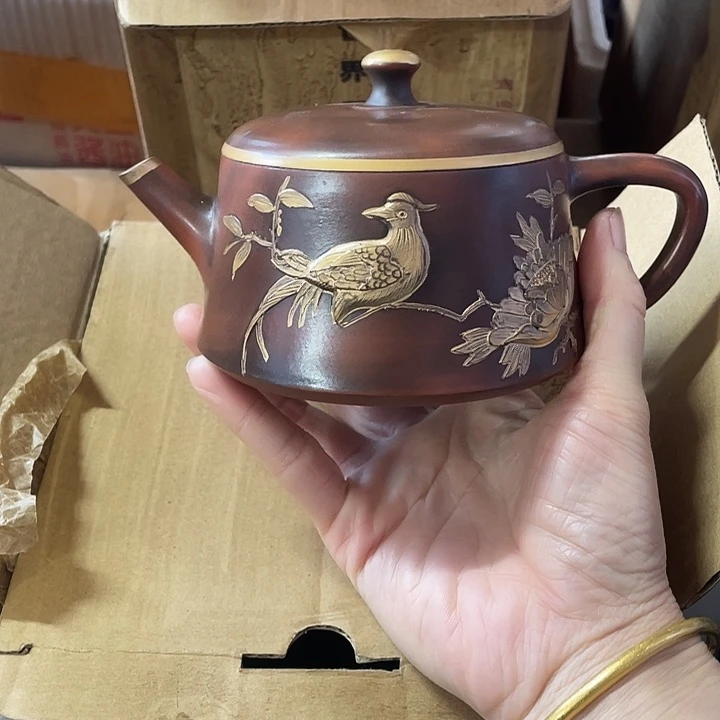 紫砂茶壶矿泥料手工制作的一把紫砂壶。