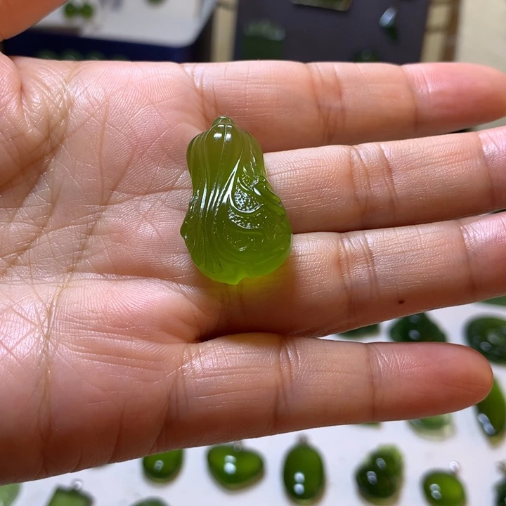 岫玉未镶嵌颈饰吊坠