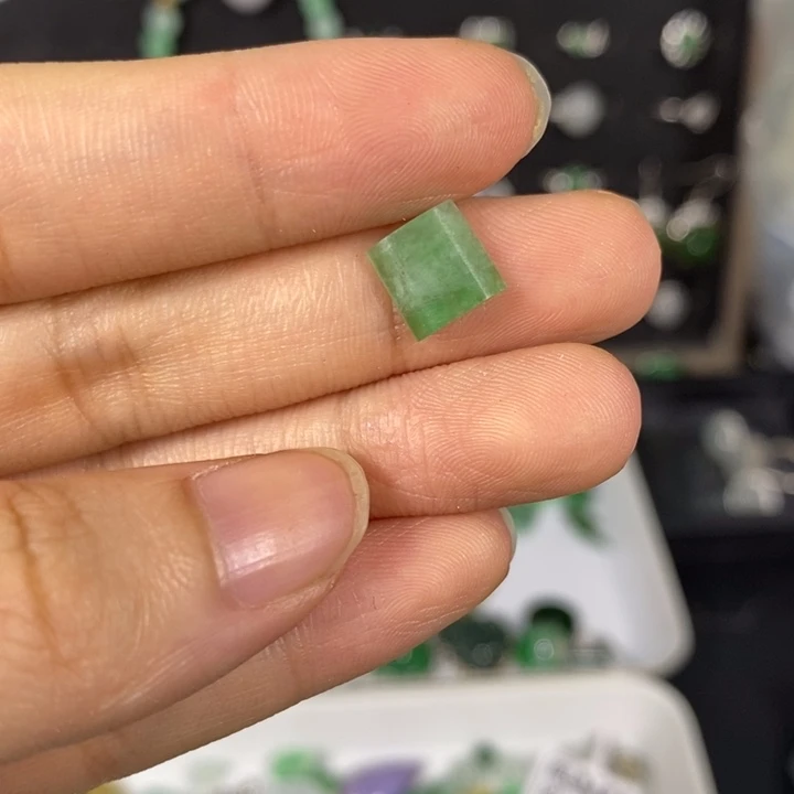 翡翠未镶嵌颈饰翡翠未镶嵌颈饰