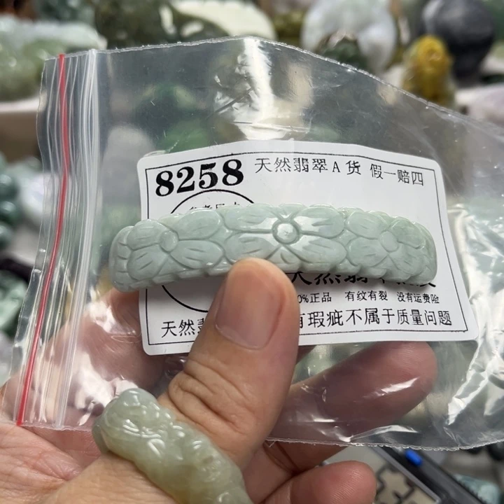 翡翠未镶嵌颈饰8258