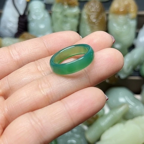 颈饰未镶嵌和田玉龍**人