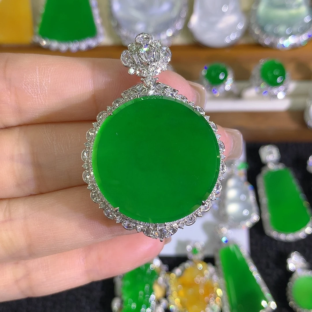 翡翠18K金镶嵌颈饰圆牌