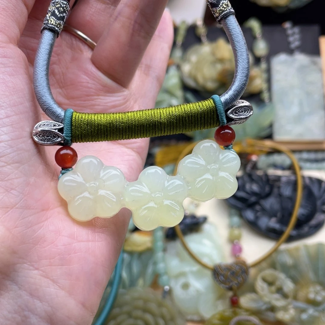 蛇纹石玉颈饰未镶嵌