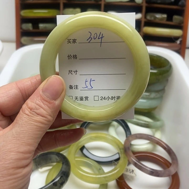 蛇纹石玉未镶嵌手镯