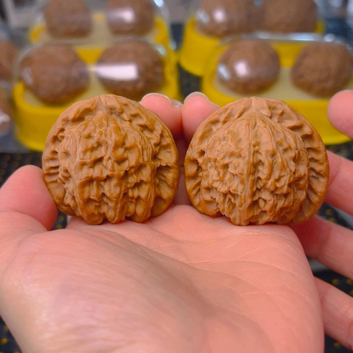 文玩核桃吊坠白狮子43