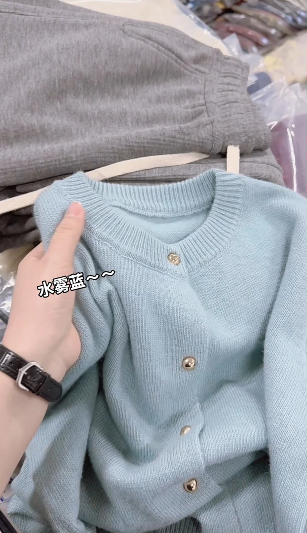米蓝家名殿！巨好看～水雾蓝纯色小金扣开衫毛衣外套6833