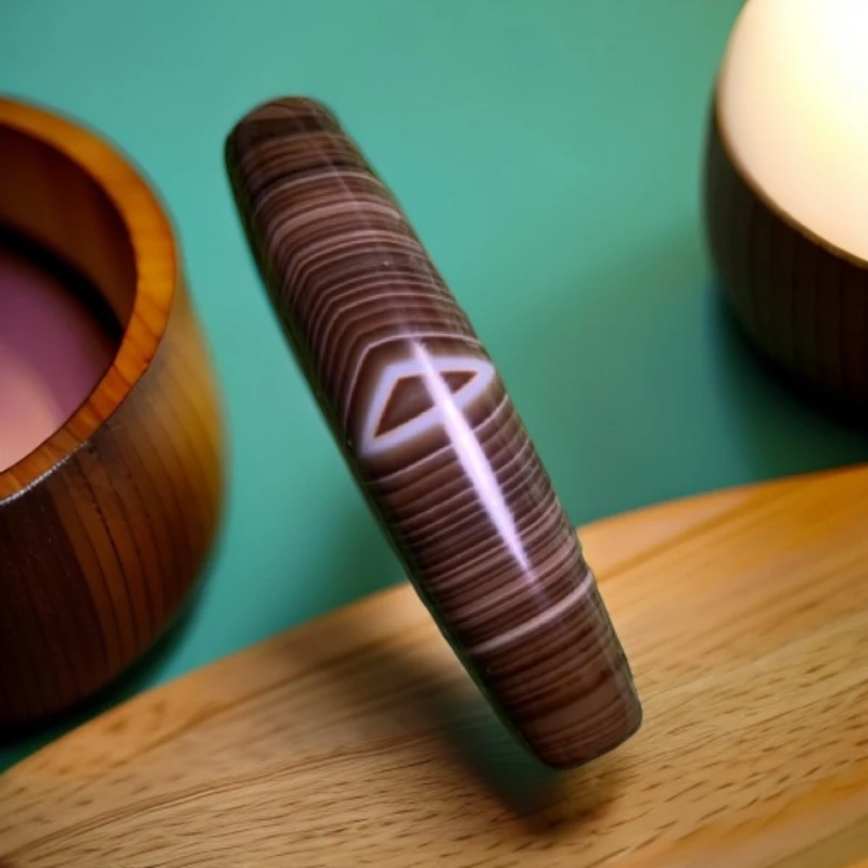 糖色缠丝玛瑙金刚眼桶珠挂坠。尺寸55/14mm,西藏新疆不包邮