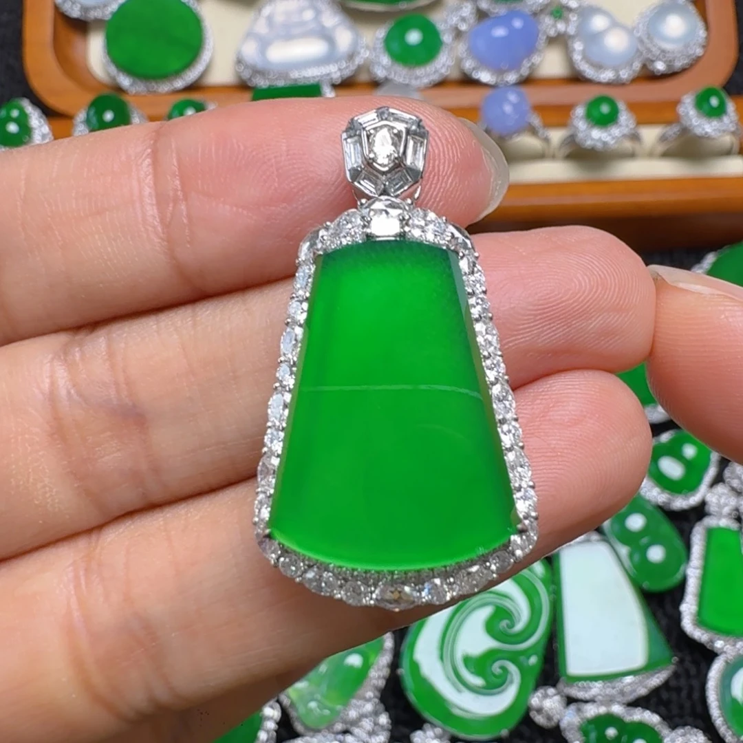 翡翠18K金镶嵌颈饰吊坠