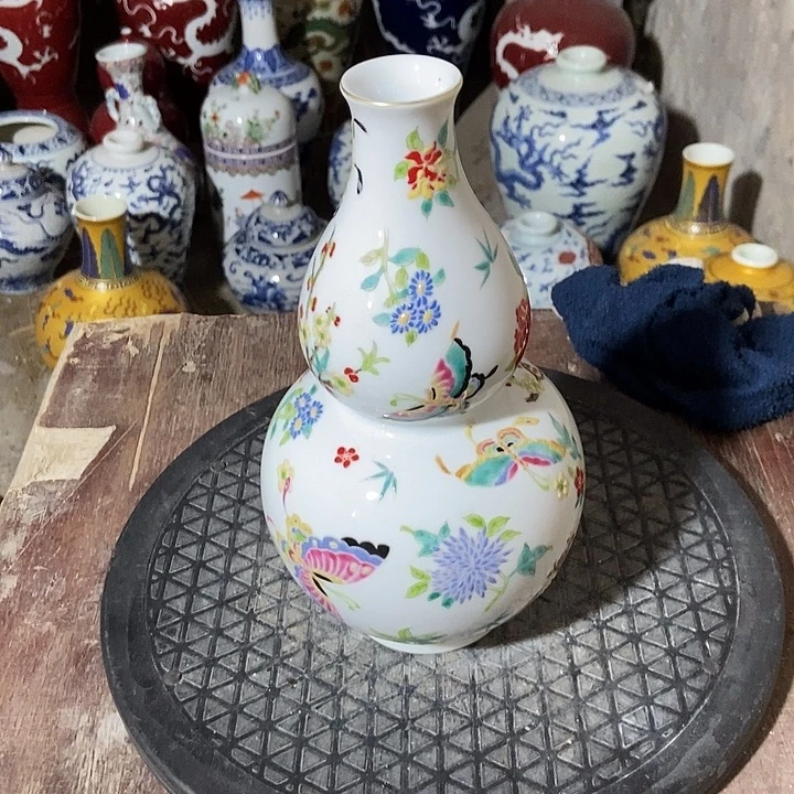 执***着直播间的时实画面