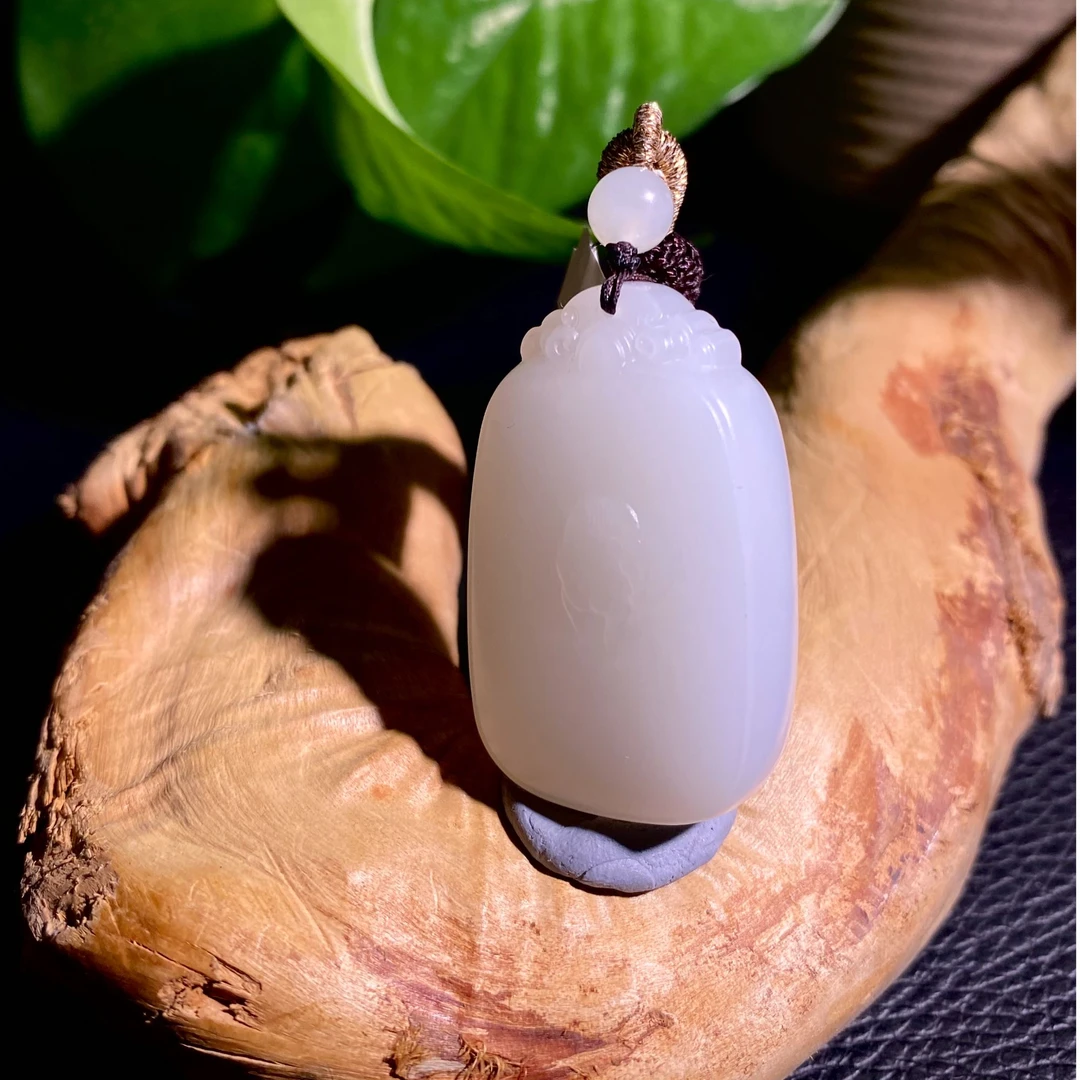 精品羊脂白玉吊牌38*24*12女款白色时尚气质百搭精美女士手工