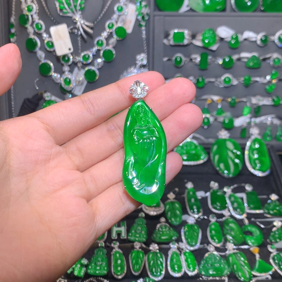 翡翠18K金镶嵌颈饰观音吊坠