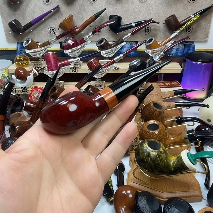 是**说烟斗和铁锅是稍等