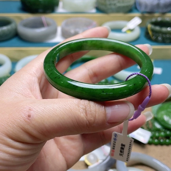 和田玉手镯57+圈口。编号122未镶嵌铃*