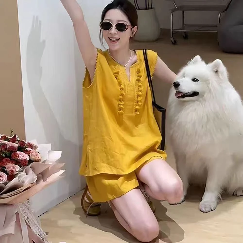 夏季减龄显瘦两件套法式V领无袖小衫+休闲阔腿短裤套装