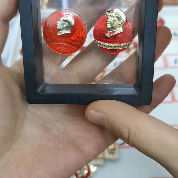 其他普通金属M****n红色收藏纪念章2枚