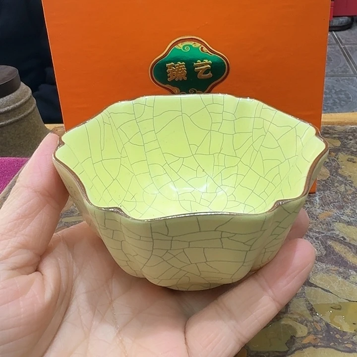 黄汝瓷品茗杯一个，瓷。。。