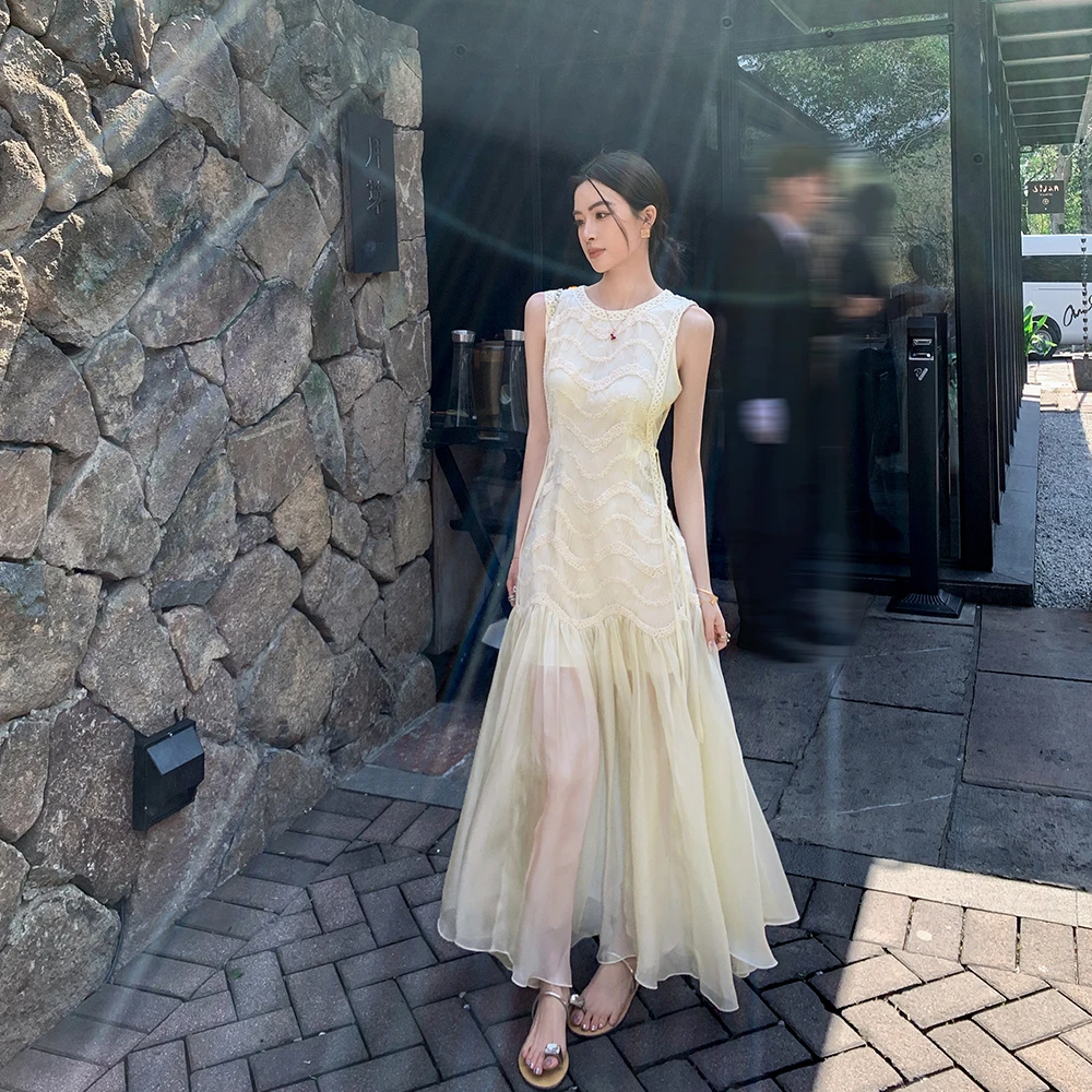 缤菓binguo 米色波纹设计感网纱裙2025夏新款修身无袖背带连衣裙