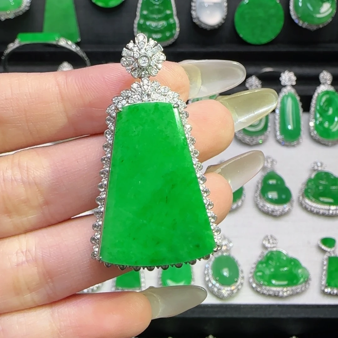 翡翠18K金镶嵌颈饰