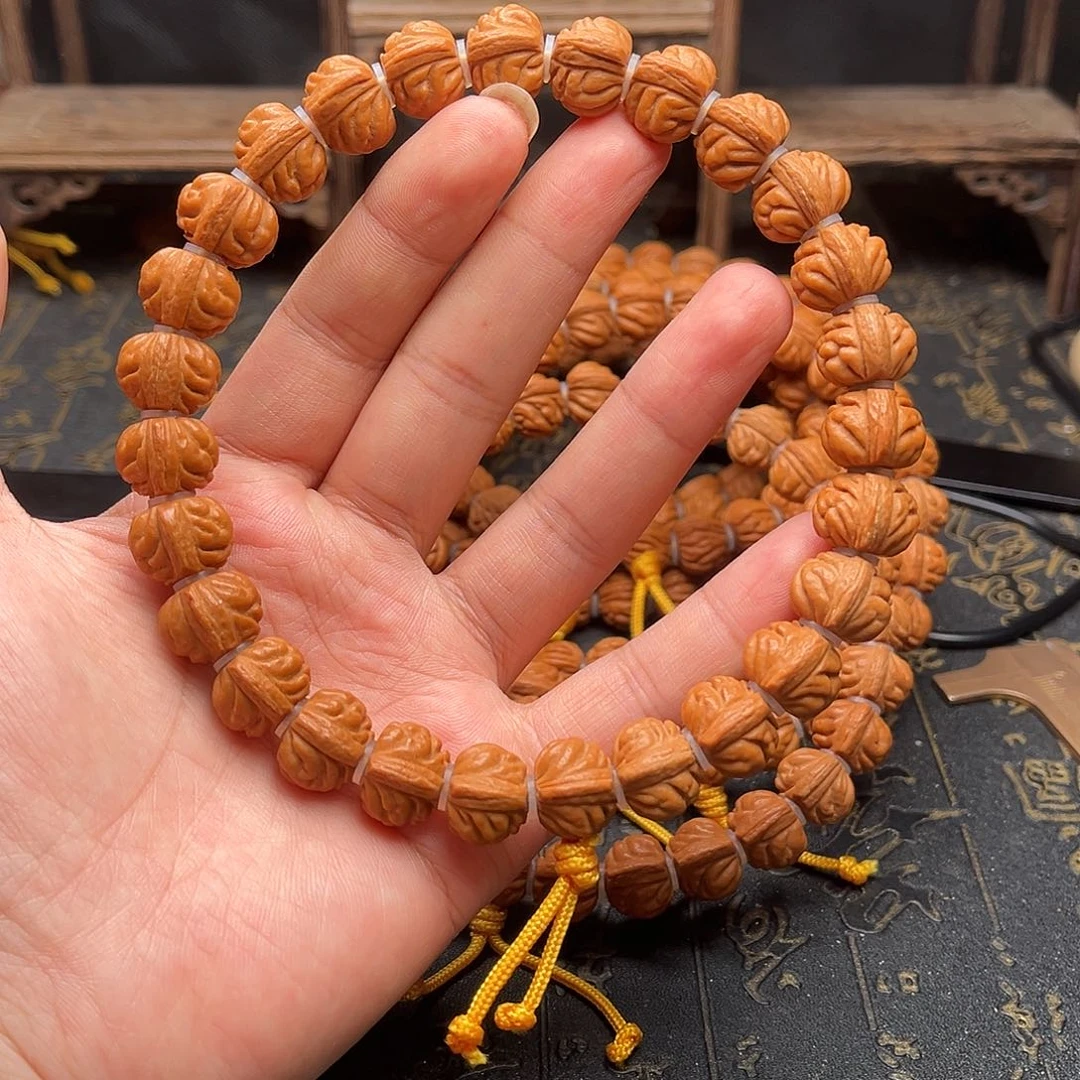 吊坠桃核小金豆手持