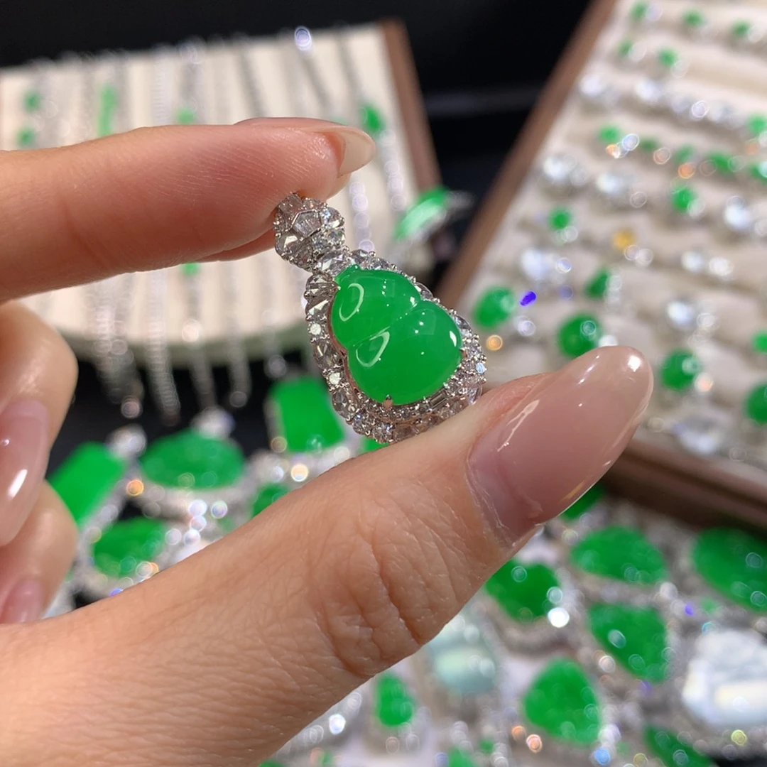 翡翠18K金镶嵌颈饰葫芦