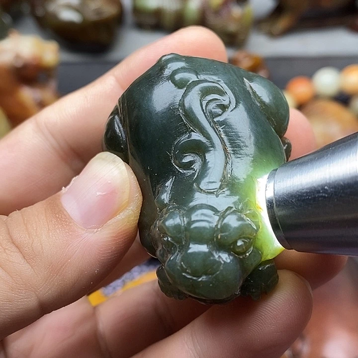 蛇纹石玉未镶嵌颈饰