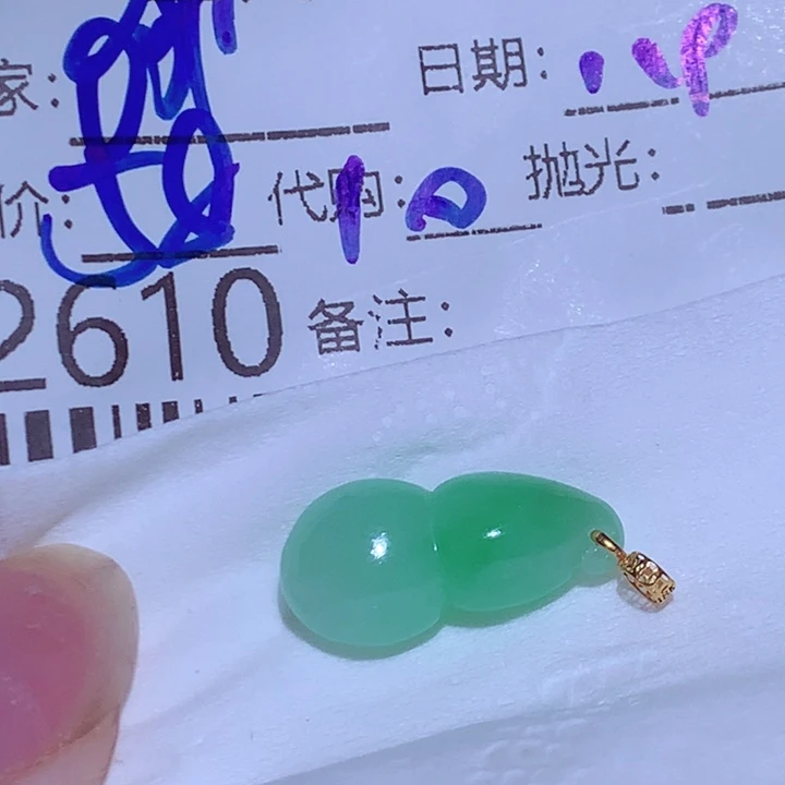 哪***咤翡翠未镶嵌颈饰我