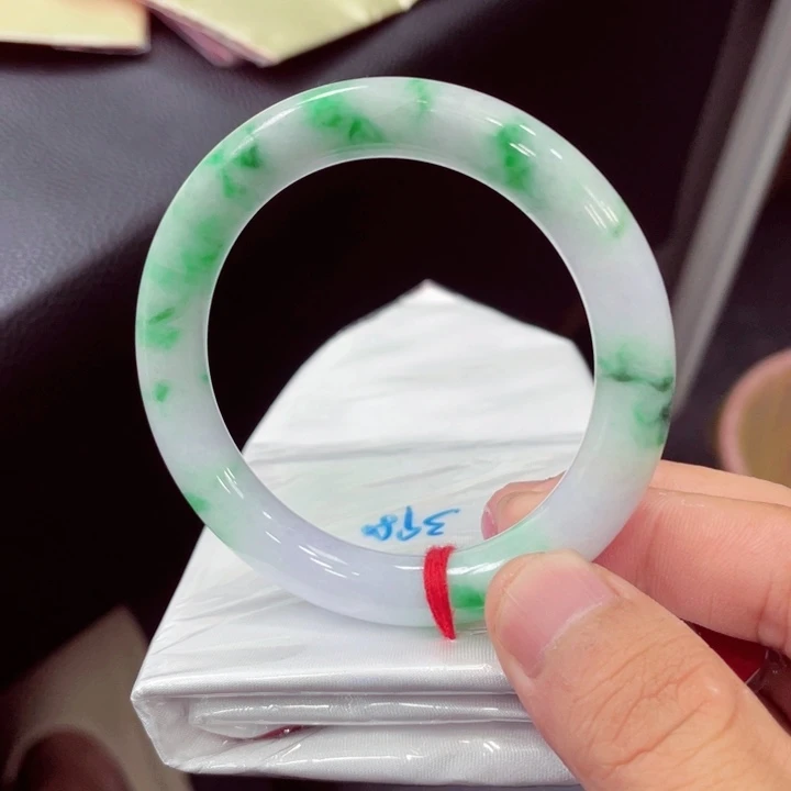 翡翠手镯未镶嵌翡翠