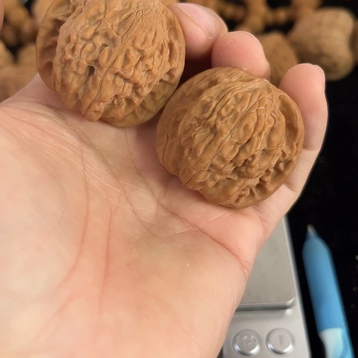 文玩核桃把件38左右微微瑕磨盘，编号013