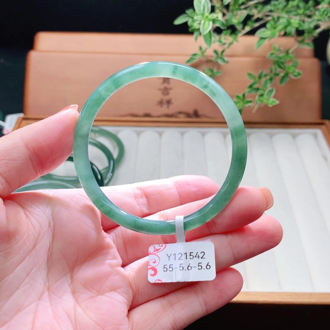 未镶嵌手镯（圆镯）翡翠