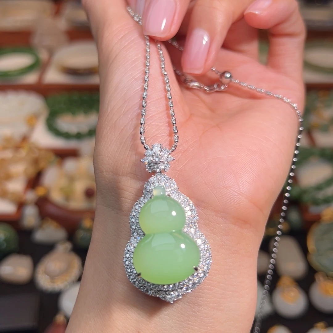 和田玉18K金镶嵌挂件