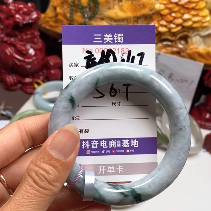 翡翠手镯未镶嵌翡翠