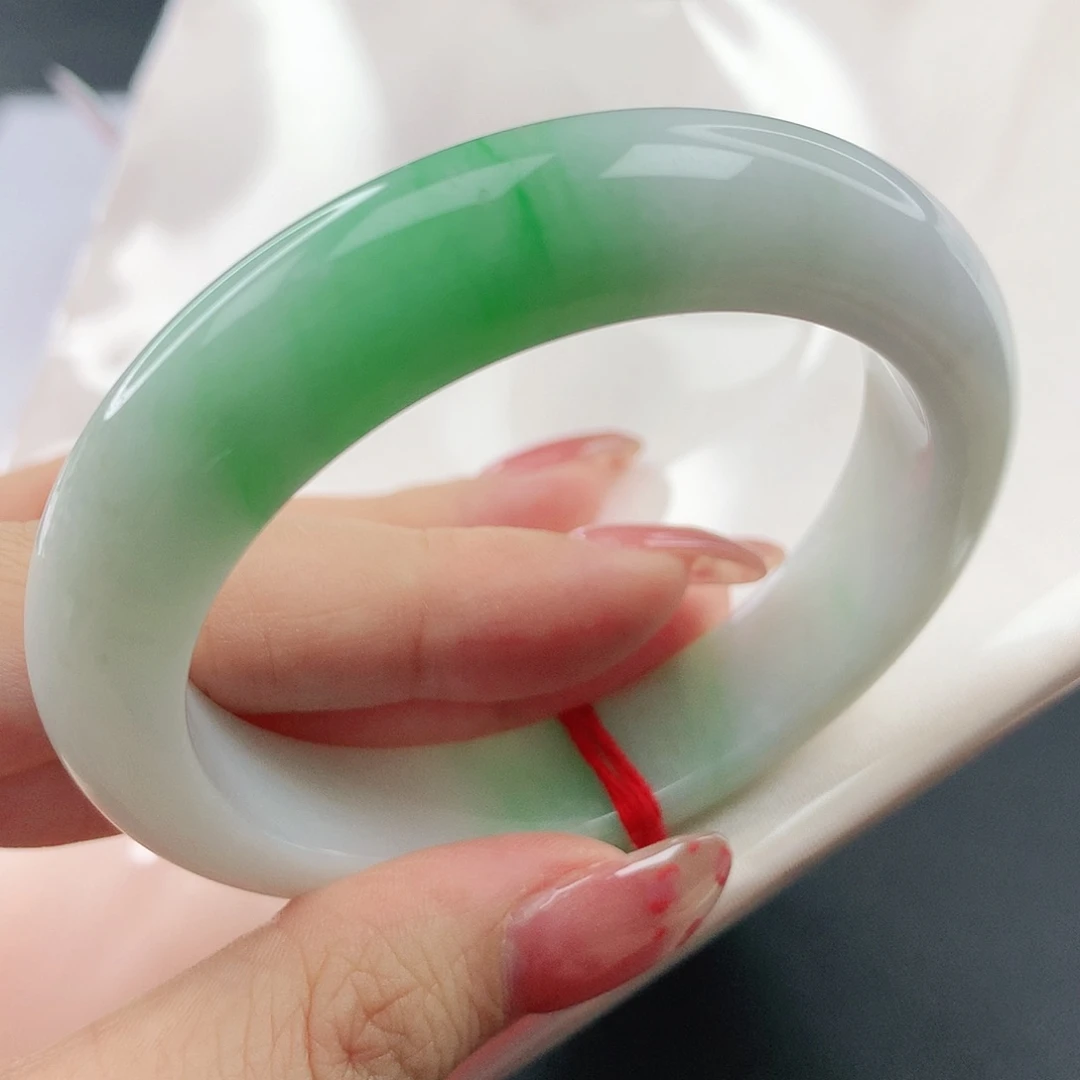 翡翠手镯未镶嵌，372