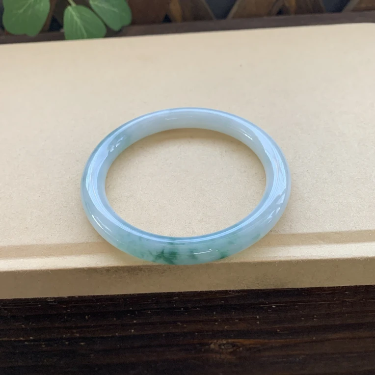 冰透细腻飘花圆条手镯特价5980圈口57.6-8.5-8.5，天然翡翠缅A小纹