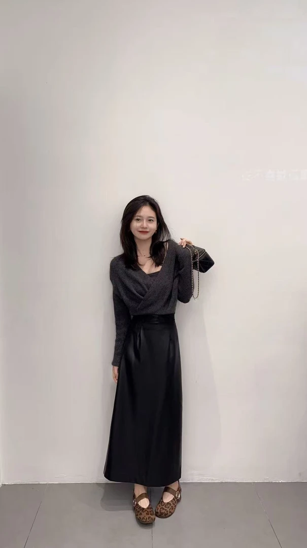 2025秋季新款灰色交叉V领套头毛衣设计感针织上衣百搭半身裙皮裙