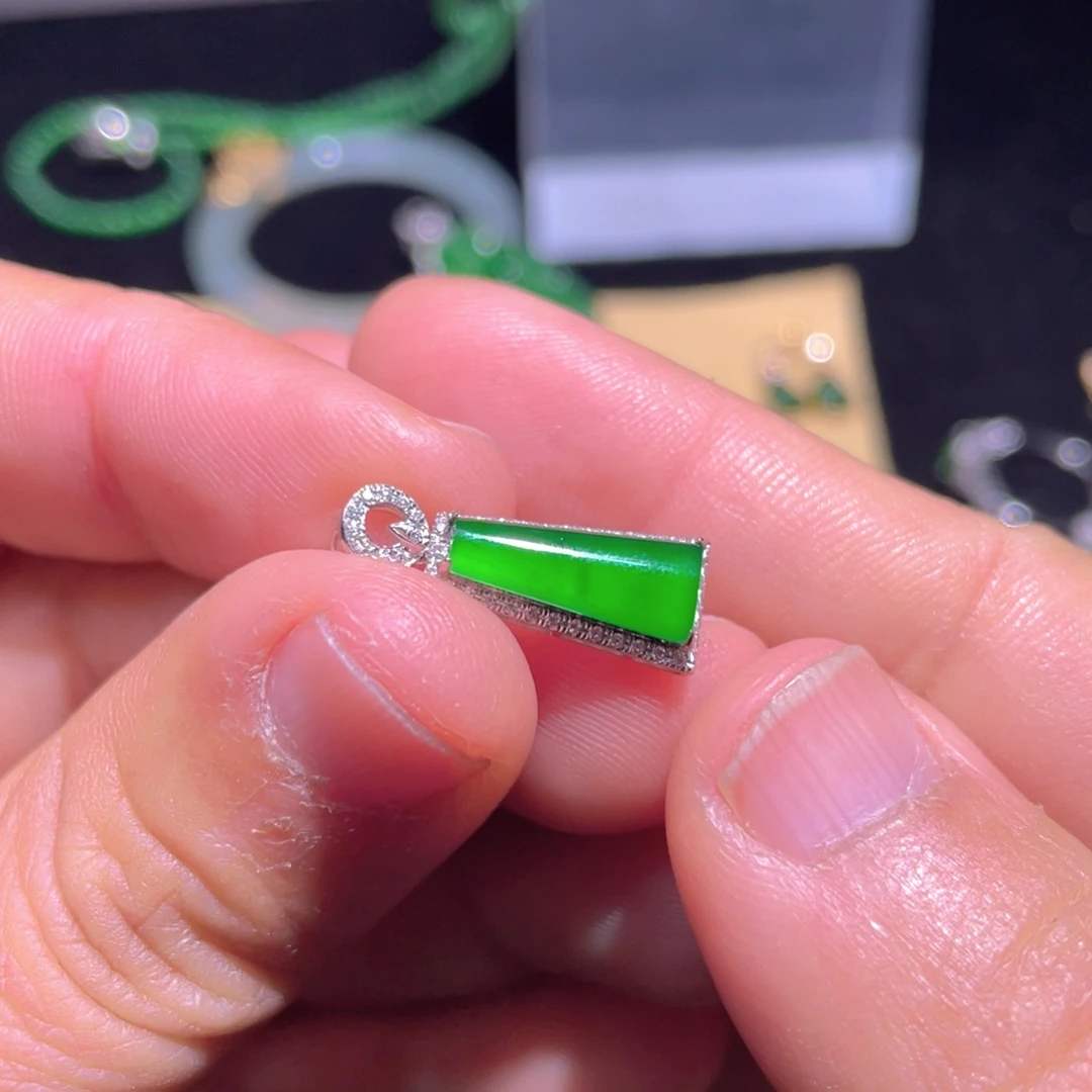 翡翠颈饰18K金镶嵌翡翠