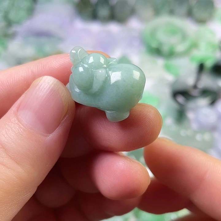 翡翠未镶嵌颈饰猪