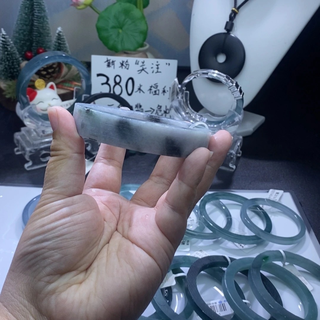 超***犬定制翡翠未镶嵌手镯方