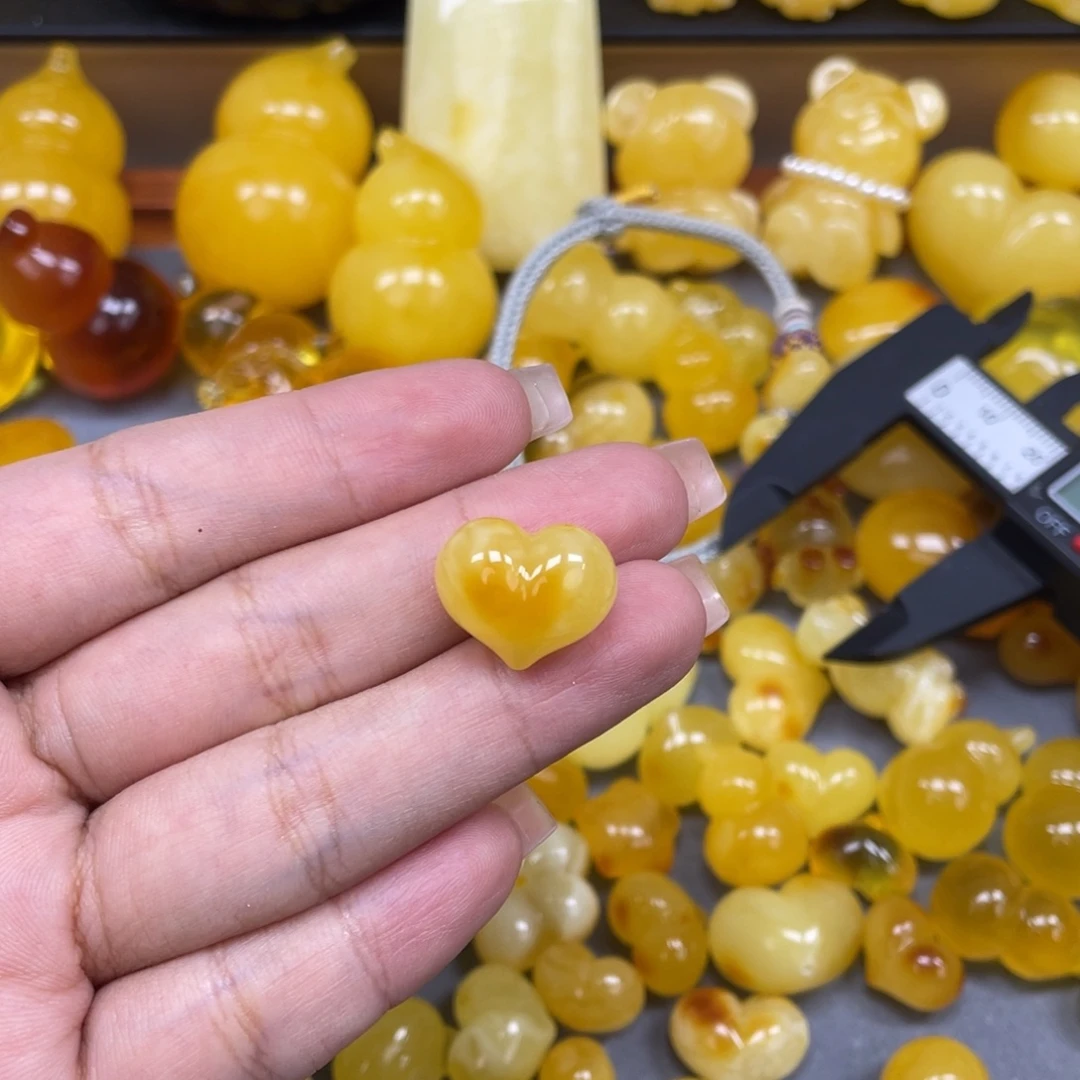 小***の琥珀未镶嵌珠宝奇石